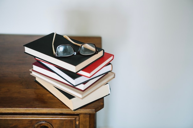 Foto gratuita gafas en la pila de libros