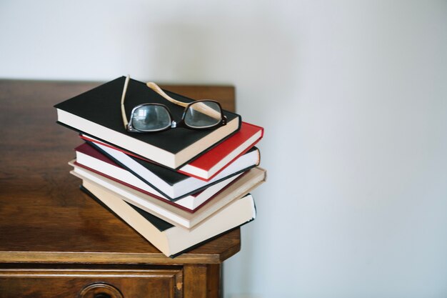 Gafas en la pila de libros