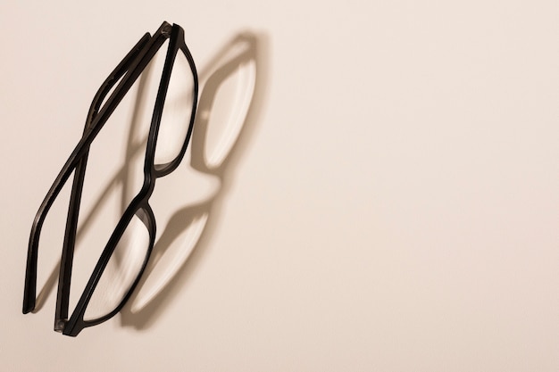 Foto gratuita gafas de plástico de primer plano con sombra