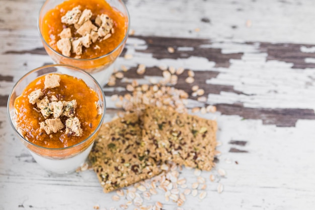 Foto gratuita gafas con postre cerca de las galletas