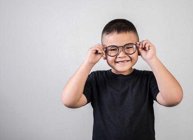 Gafas que llevan del genio divertido del muchacho en tiro del estudio