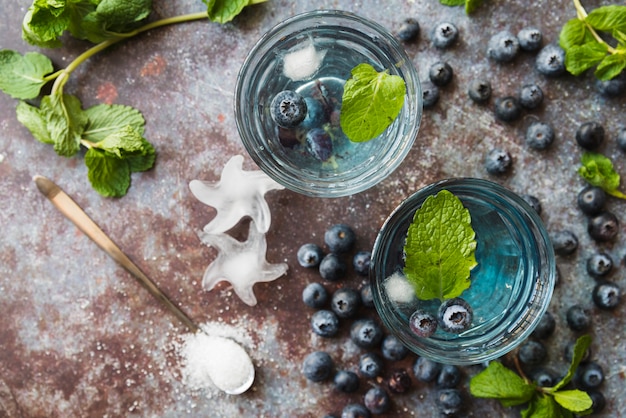 Gafas con refrescantes bebidas de menta de arándanos.