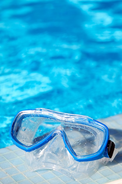 Gafas de snorkel y agua de piscina