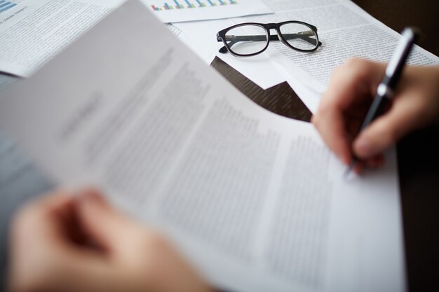 Gafas sobre documentos