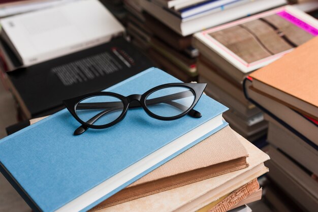 Gafas sobre pila de libros