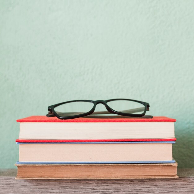 Gafas sobre pila de libros