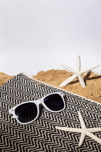 Gafas de sol de alto ángulo y estrellas de mar.