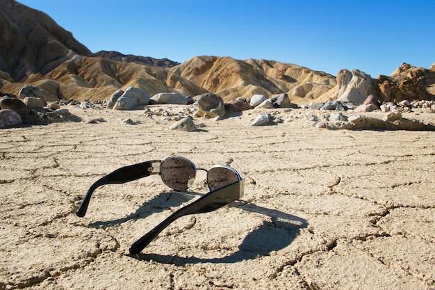 Foto gratuita gafas de sol en el desierto, el parque nacional valle de la muerte de california