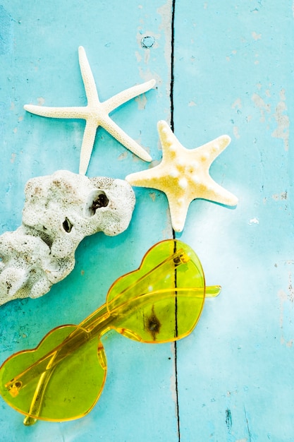 Foto gratuita gafas de sol con estrellas de mar y coral