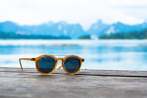 Gafas de sol en la madera