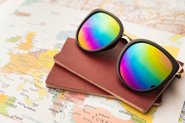 Gafas de sol Rainbow y agendas para viajar.