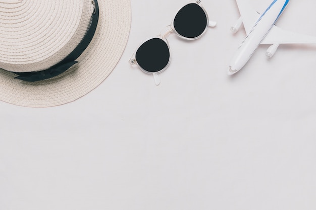 Foto gratuita gafas de sol entre el sombrero y el avión