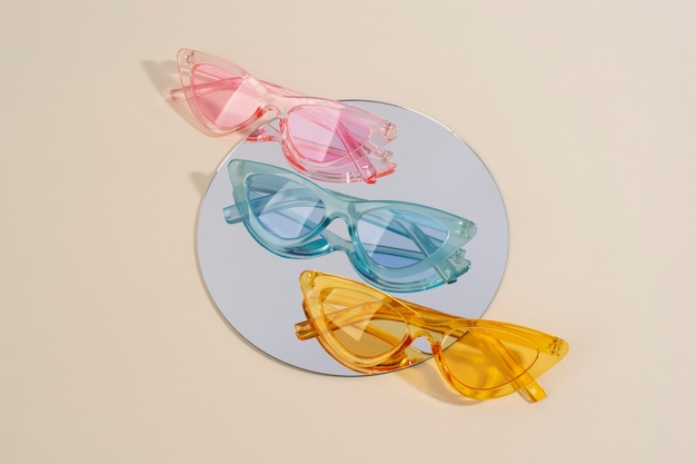 Foto gratuita gafas de sol transparentes de colores bodegón