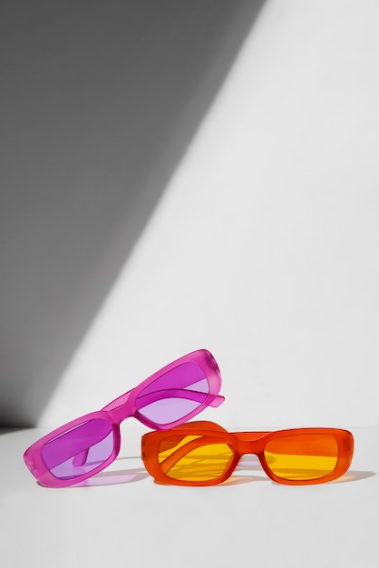 Foto gratuita gafas de sol transparentes de colores bodegón