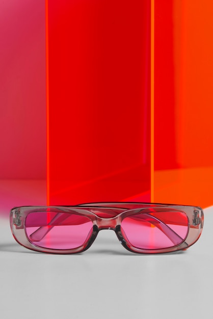 Foto gratuita gafas de sol transparentes de colores bodegón