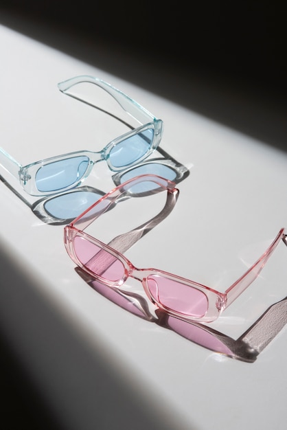 Foto gratuita gafas de sol transparentes de colores bodegón