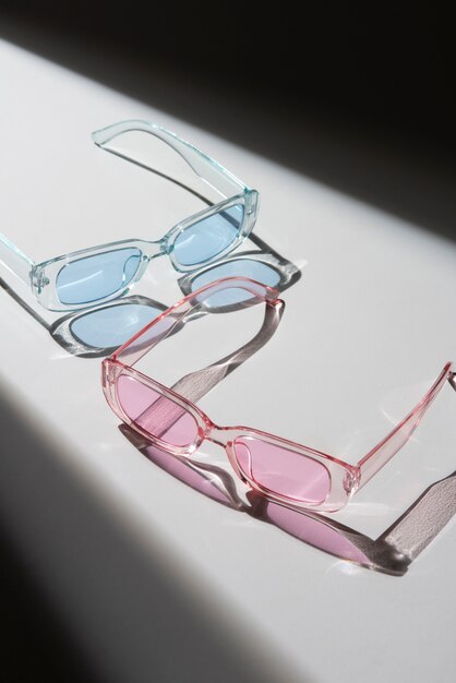 Gafas de sol transparentes de colores Bodegón