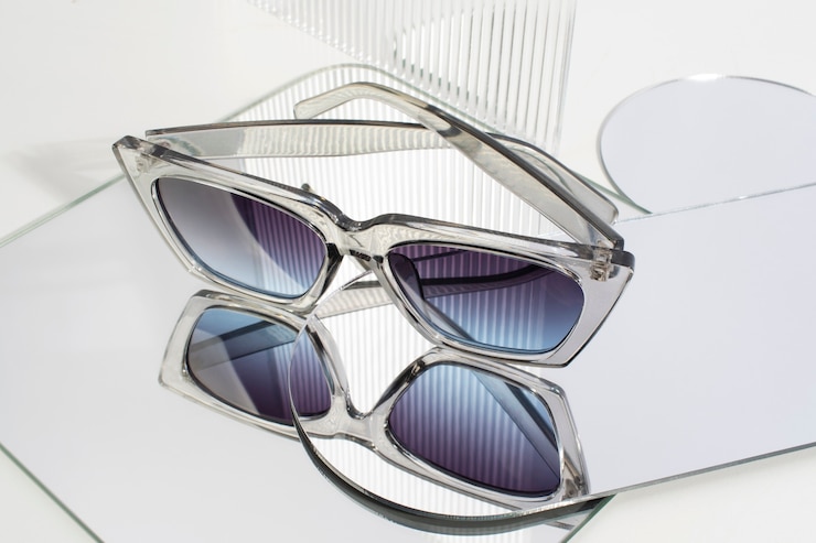 Foto gratuito gafas de sol transparentes de colores