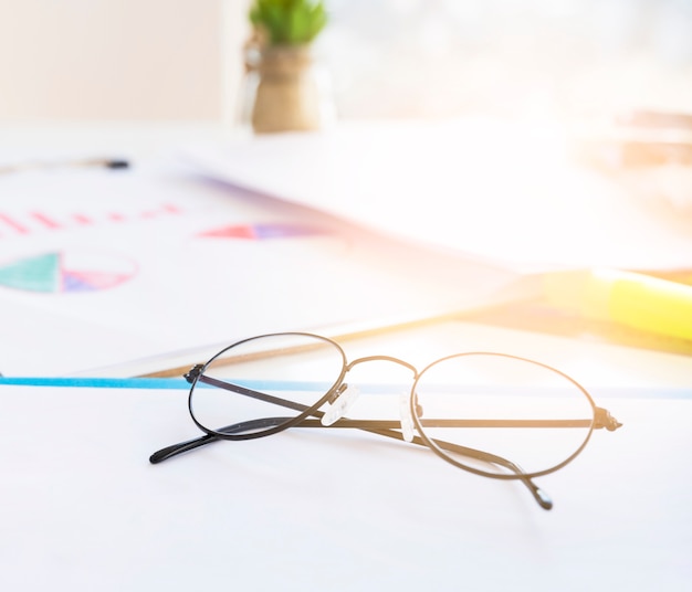 Gafas de vista en un escritorio de oficina