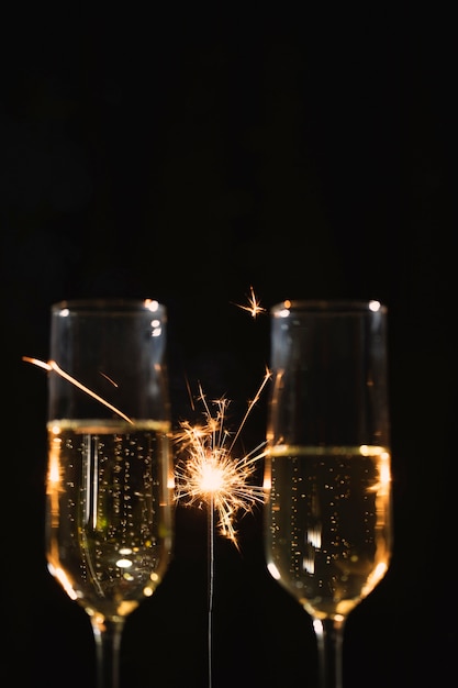 Foto gratuita gafas de vista frontal con champagne en la fiesta