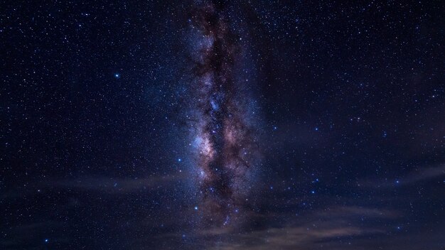 Galaxia de la vía láctea en la noche