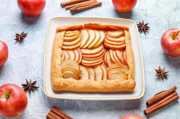 Galette casera con manzanas y canela.