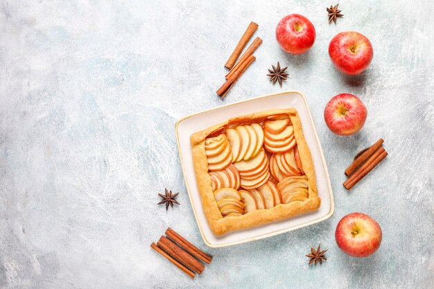 Galette casera con manzanas y canela.