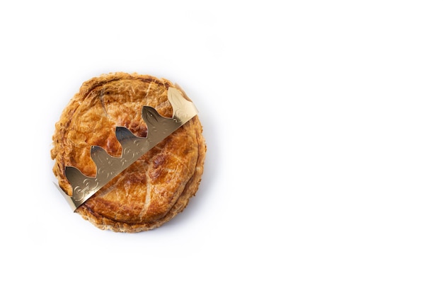 Galette des rois aislado sobre fondo blanco. Pastel de Epifanía tradicional en Francia