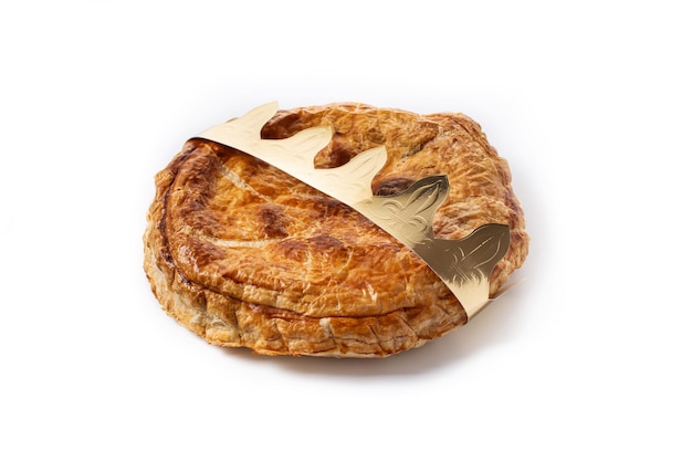 Galette des rois aislado sobre fondo blanco. Pastel de Epifanía tradicional en Francia