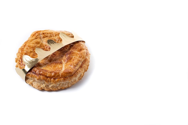 Galette des rois aislado sobre fondo blanco. Pastel de Epifanía tradicional en Francia