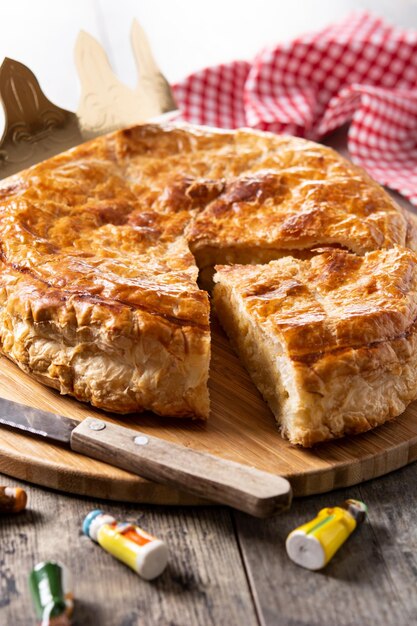 Galette des rois en mesa de madera. Pastel de Epifanía tradicional en Francia