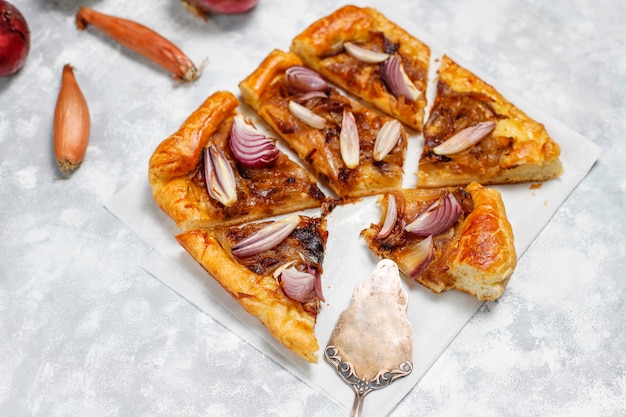 Galette de pastel de cebolla estilo francés con hojaldre y cebolla chalota, cebolla roja, blanca, amarilla, vista superior