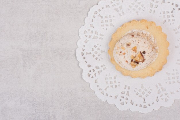 Galleta de avena con pasas en blanco.