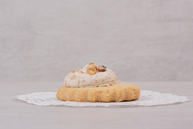 Galleta de avena con pasas en el cuadro blanco.