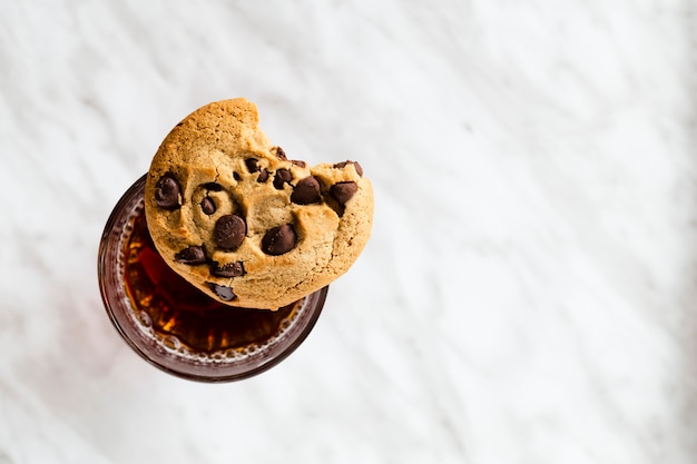 Foto gratuita galleta en el borde del vaso