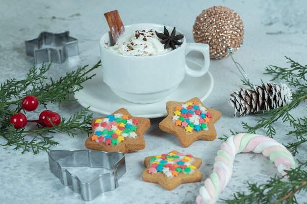 Galleta casera con helado en blanco.