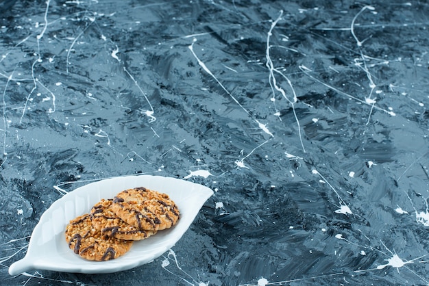 Galleta casera en un plato, sobre la mesa azul.