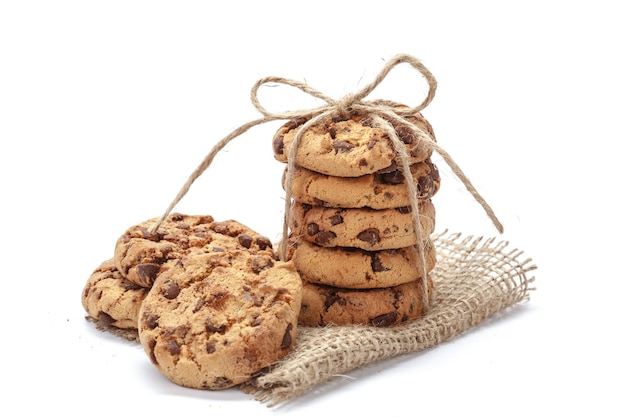 Galleta con chispas de chocolate en blanco