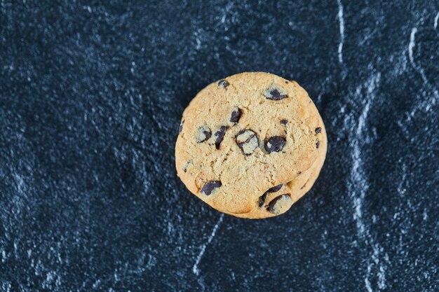 Galleta con chispas de chocolate sobre una superficie de mármol