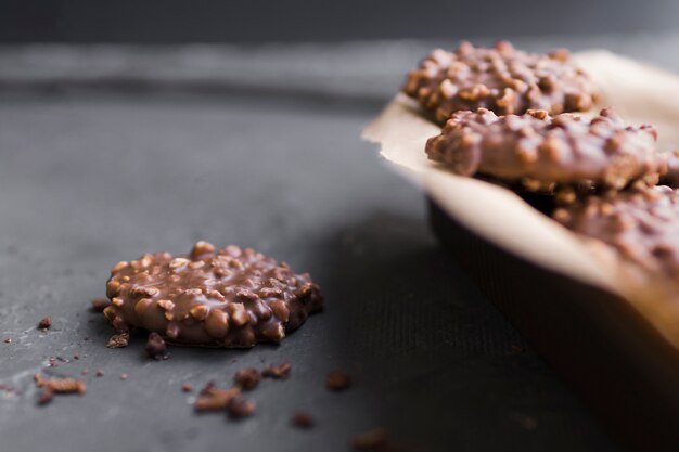 Galleta de chocolate en la mesa junto a la placa