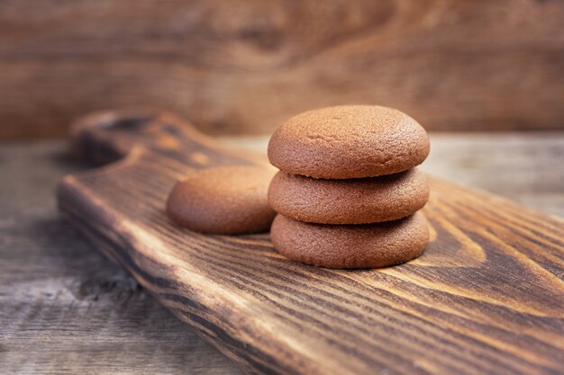 Galleta de chocolate sobre una tabla para cortar madera