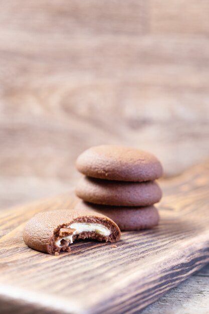 Galleta de chocolate sobre una tabla para cortar madera