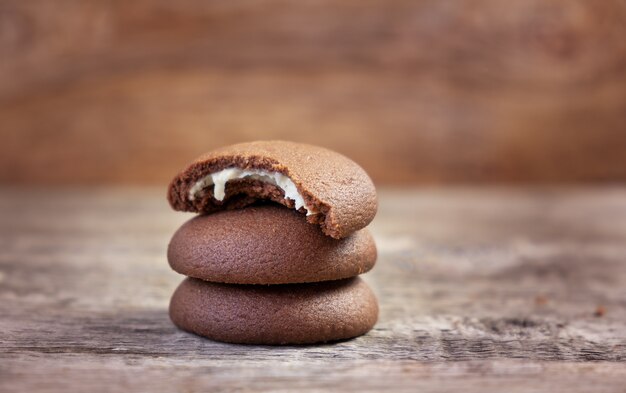 Galleta de chocolate sobre una tabla para cortar madera