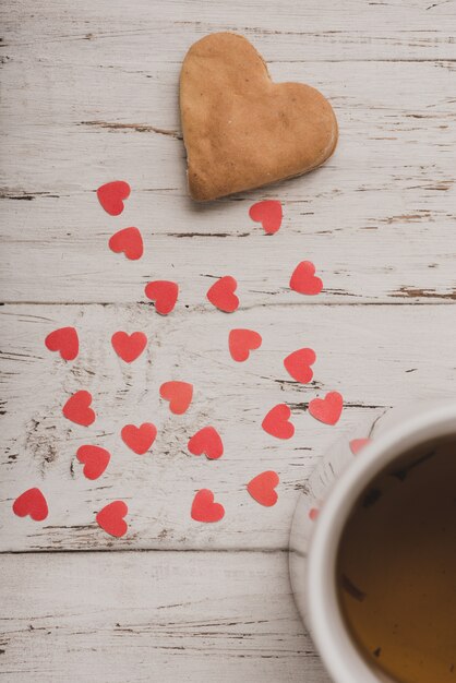 Galleta con corazones rojos y una taza