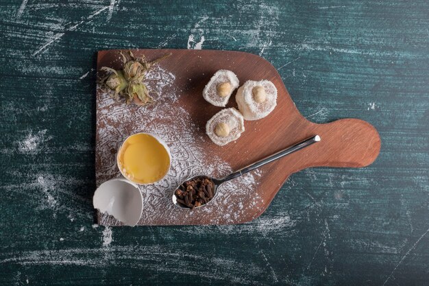 Galleta y delicias con una yema de huevo sobre una tabla de madera, vista superior