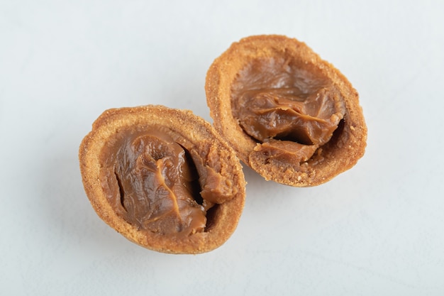 Galleta dulce de nuez en blanco.