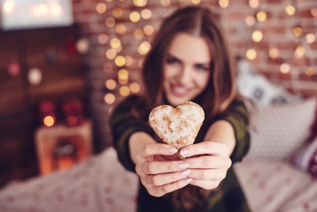 Galleta en forma de corazón en mano humana