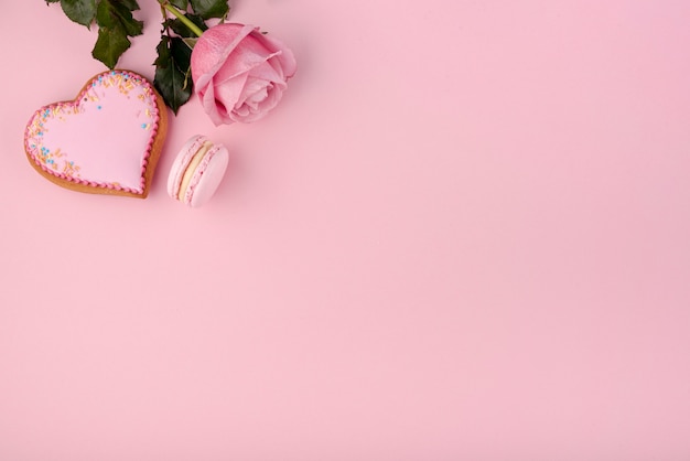 Galleta en forma de corazón con rosa y macarrón