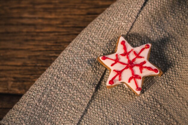 Galleta con forma de estrella sobre una tela