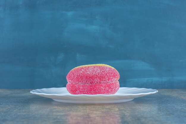 Galleta en forma de melocotones en el plato, sobre el fondo de mármol.